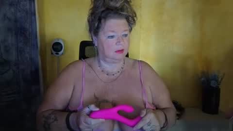 vampwoman online show from July 26, 2026, 7:37 am