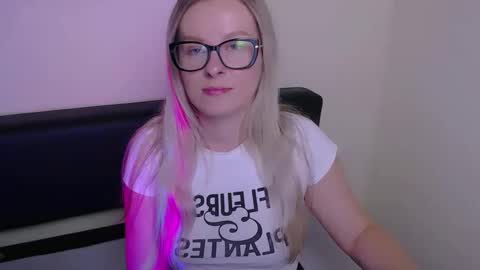 Mia online show from September 22, 2025, 6:59 am