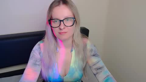 Mia online show from October 3, 2025, 7:05 am