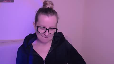 Mia online show from November 12, 2025, 8:04 am