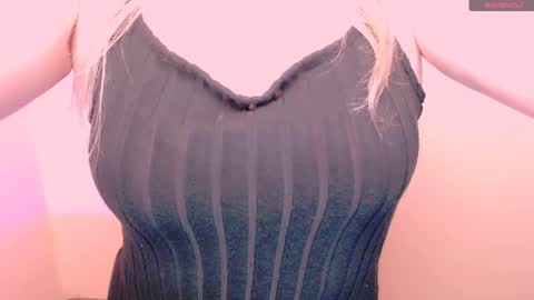 Snapshot of vanillaex_ chatting on May 22, 2026, 4:34 pm Mia online show from May 22, 2026, 4:34 pm