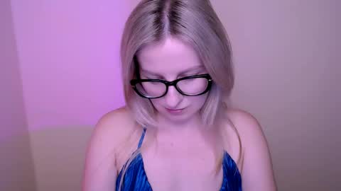 Snapshot of vanillaex_ chatting on May 27, 2026, 4:48 pm Mia online show from May 27, 2026, 4:48 pm