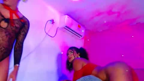 vannesa01 online show from October 9, 2025, 9:02 pm