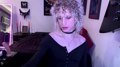 vantablossom online show from December 17, 2025, 5:24 am