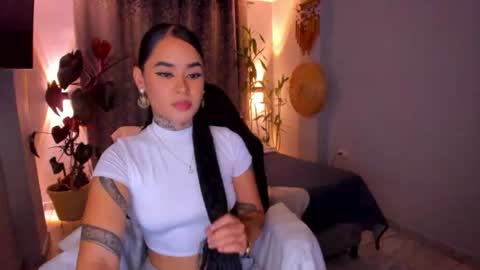 Snapshot of vayolett_bass chatting on July 4, 2026, 3:35 am Vayolett Bass online show from July 4, 2026, 3:35 am
