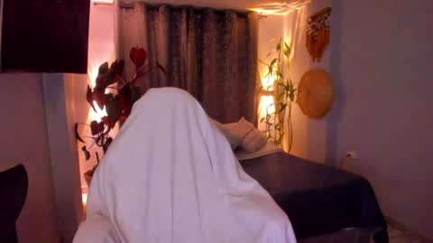 Snapshot of vayolett_bass chatting on July 6, 2026, 6:54 am Vayolett Bass online show from July 6, 2026, 6:54 am
