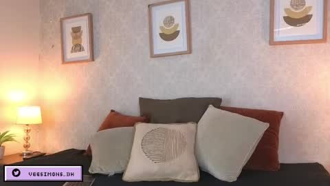 Vee Simons online show from April 20, 2026, 7:37 pm