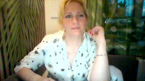 Snapshot of velka_raspberry chatting on June 5, 2026, 8:14 pm velka_raspberry online show from June 5, 2026, 8:14 pm