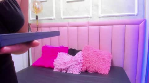 velvet_giirll online show from June 4, 2026, 1:17 pm