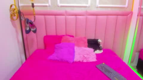 velvet_giirll online show from June 18, 2026, 9:19 pm
