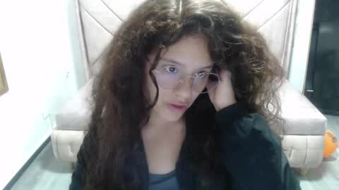 velvet_moon_v online show from October 28, 2025, 1:36 pm