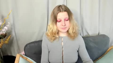 velvet_peach_ online show from November 6, 2025, 11:11 am