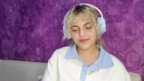 Snapshot of velvetmumble chatting on June 3, 2026, 5:18 pm velvetmumble online show from June 3, 2026, 5:18 pm