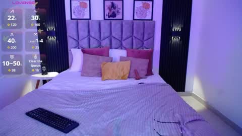 venus_999_ online show from June 18, 2026, 9:52 pm