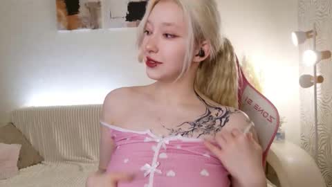 Snapshot of vergin_smell chatting on October 22, 2025, 2:06 pm Mia online show from October 22, 2025, 2:06 pm