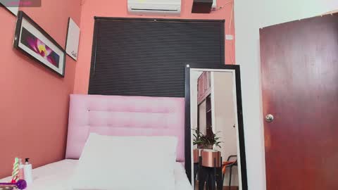 Snapshot of veronica_roose chatting on January 13, 2025, 12:24 pm Veronica online show from January 13, 2025, 12:24 pm