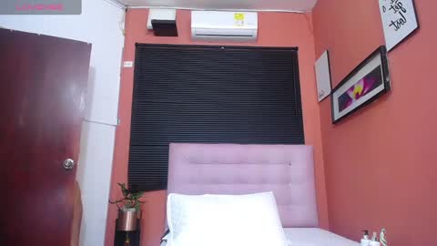 Snapshot of veronica_roose chatting on February 28, 2025, 12:31 pm Veronica online show from February 28, 2025, 12:31 pm