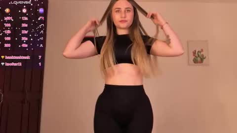 Snapshot of veronika__winslow_ chatting on October 5, 2025, 8:23 am Vero online show from October 5, 2025, 8:23 am