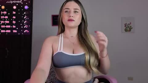 Snapshot of veronika__winslow_ chatting on October 17, 2025, 3:20 am Vero online show from October 17, 2025, 3:20 am