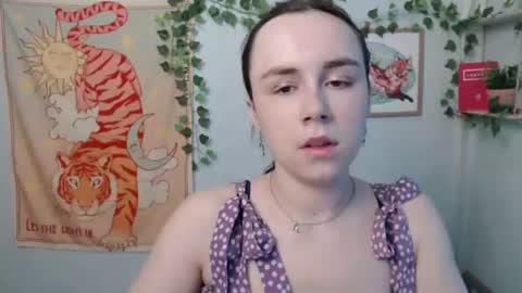 veryveryvery_shy online show from June 22, 2026, 5:48 am