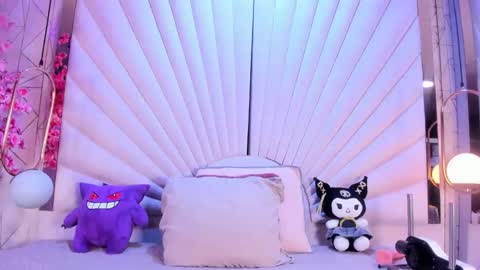 Vesper Velvet  online show from May 13, 2026, 5:05 am