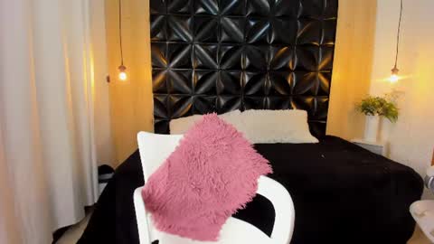 Vanesaa online show from July 2, 2026, 3:23 am