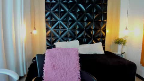 Vanesaa online show from July 15, 2026, 11:32 pm