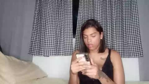 vickyhm22 online show from November 26, 2025, 4:35 am