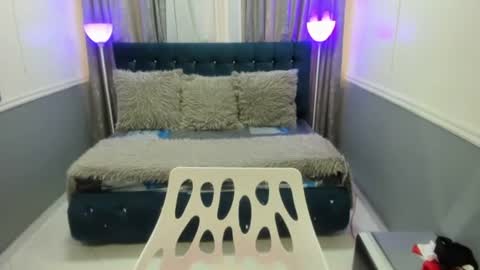 Victoria  grey  online show from April 22, 2026, 7:48 pm