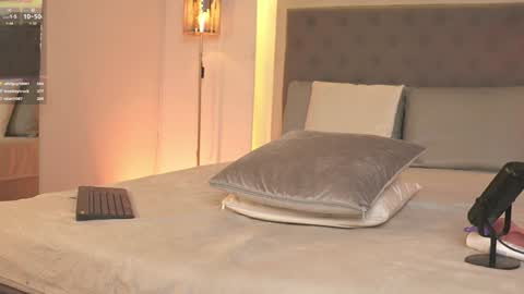 Snapshot of victoria__rossi chatting on December 27, 2024, 3:15 pm online show from December 27, 2024, 3:15 pm