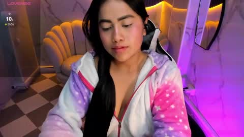 victoria_b_ online show from October 23, 2025, 9:02 pm