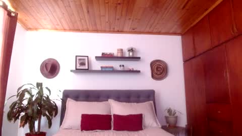 VICTORIA MARTELO online show from April 8, 2026, 3:45 pm