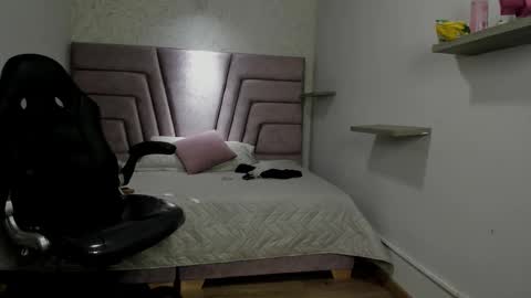 Vicky  online show from November 3, 2025, 1:56 pm