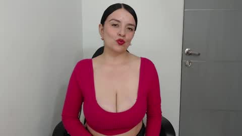 Snapshot of victoriahot_23 chatting on January 6, 2025, 8:50 pm Kim 3 online show from January 6, 2025, 8:50 pm