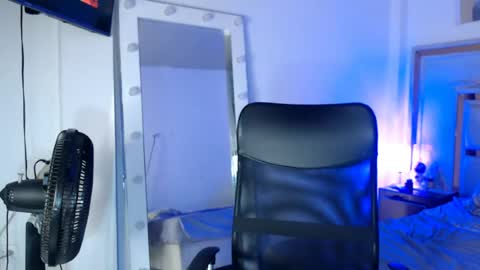 Snapshot of victoriaphillips chatting on June 25, 2026, 2:33 am ONLYFANS online show from June 25, 2026, 2:33 am
