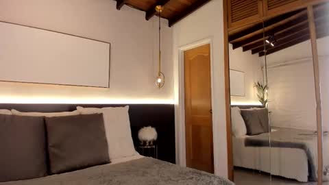 Victoria Shelby  online show from October 1, 2025, 12:00 pm