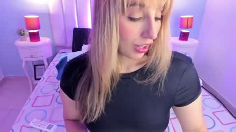 Snapshot of viiooleet chatting on May 4, 2026, 12:12 pm Violet online show from May 4, 2026, 12:12 pm