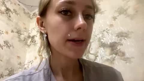Snapshot of viktoria9898 chatting on May 15, 2026, 11:34 pm Sweett online show from May 15, 2026, 11:34 pm