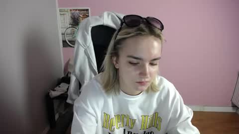 Snapshot of viktoria_lovely chatting on May 20, 2026, 6:19 am viktoria_lovely online show from May 20, 2026, 6:19 am