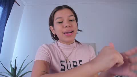 Snapshot of violet_24__ chatting on January 31, 2025, 1:23 pm Violet online show from January 31, 2025, 1:23 pm