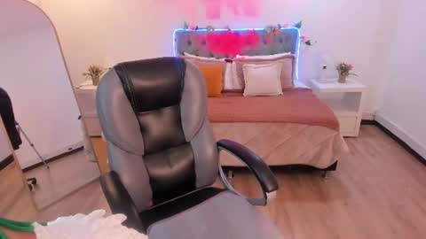 violet_anderson_ online show from July 23, 2026, 8:07 pm