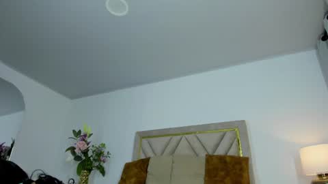 Snapshot of violet_queen2 chatting on June 11, 2026, 7:01 pm Mary online show from June 11, 2026, 7:01 pm