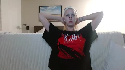 violet_winter97 online show from November 5, 2025, 6:35 am