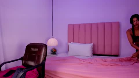 violeta_shinee online show from November 3, 2025, 12:28 pm