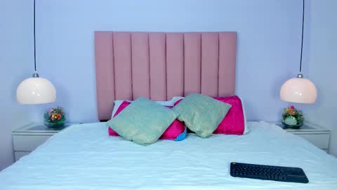 violeta_shinee online show from November 16, 2025, 11:27 am