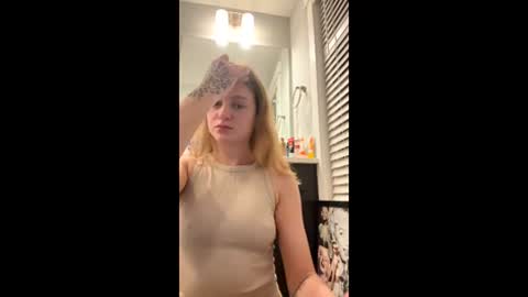 Snapshot of violetcams_xo chatting on May 8, 2026, 3:23 am violetcams_xo online show from May 8, 2026, 3:23 am