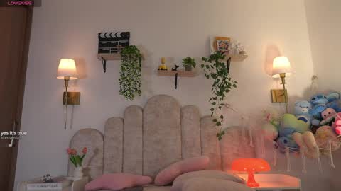 violeth___ online show from April 15, 2026, 1:07 pm