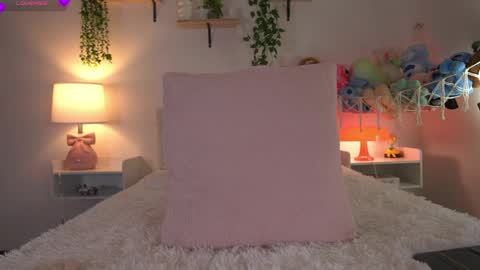 Snapshot of violeth___ chatting on May 18, 2026, 12:44 pm violeth___ online show from May 18, 2026, 12:44 pm