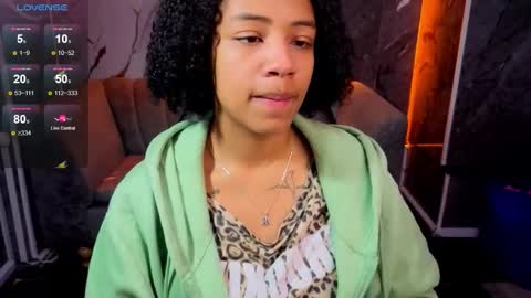 Snapshot of violeth_b chatting on November 19, 2025, 1:00 pm violeth_b online show from November 19, 2025, 1:00 pm