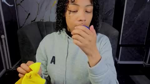 Snapshot of violeth_b chatting on December 21, 2025, 12:34 pm violeth_b online show from December 21, 2025, 12:34 pm